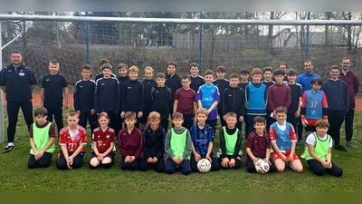 Die Trainer und Jugendlichen beim Jugend-Fußballcamp der SG Wernberg/Weihern. (Bild: Joachim Luff)