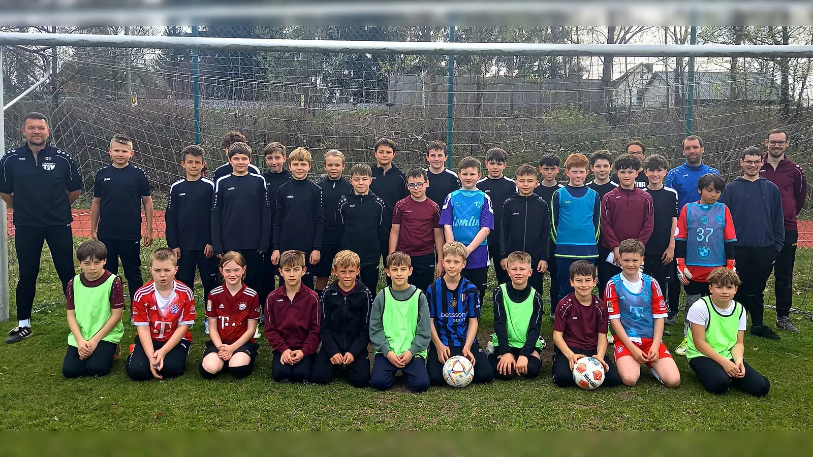 Die Trainer und Jugendlichen beim Jugend-Fußballcamp der SG Wernberg/Weihern. (Bild: Joachim Luff)