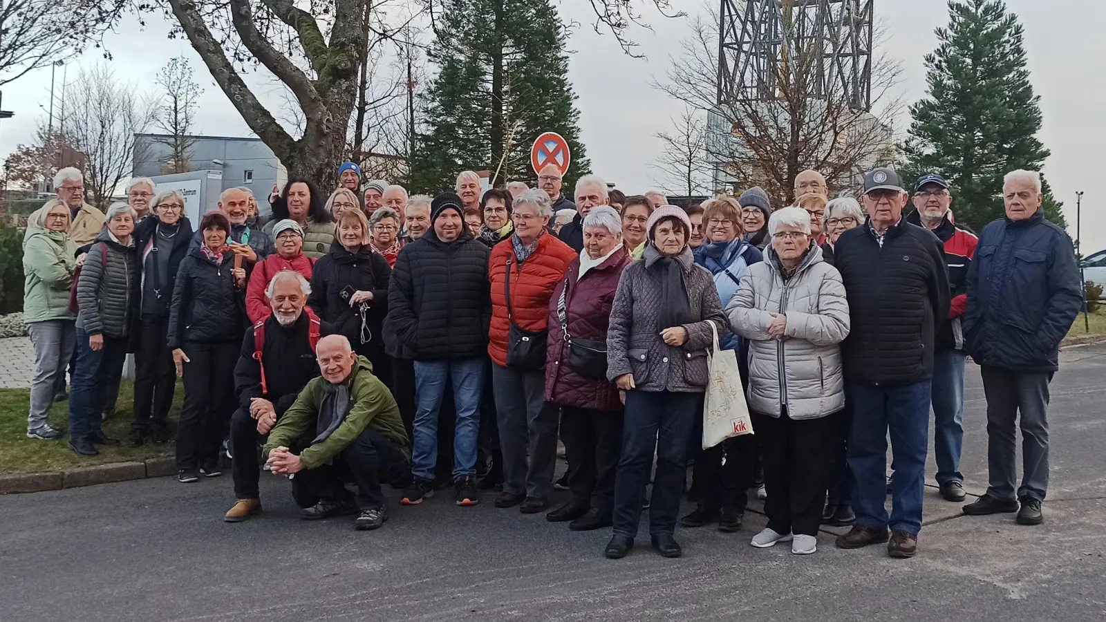 Die Gruppe der Besucher am Geozentrum - Bohrturm der KTB im Hintergrund<br> (Bild: Norbert Mitlmeier)