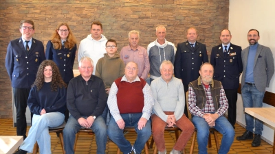 Vorsitzender Sebastian Völkl der Feuerwehr Moosbach (hinten links) sowie Bürgermeister Armin Bulenda und Kommandant Bernhard Meiller (hinten von rechts) ehrten bei der Jahreshauptversammlung langjährige Mitglieder und dankten ihnen für ihre Treue. Sie freuten sich über neue Mitglieder.  (Bild: Peter Garreiss)