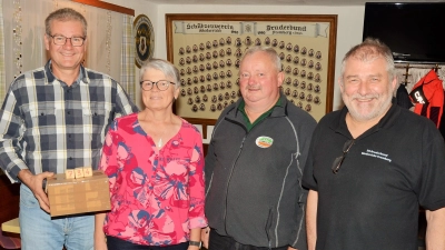 Gewinnmaster Helmut Sperber, Gewinnerin Claudia Aures, Vorstand von Kümmerling Karlheinz Pilhofer und Schützenmeister Werner Grünthaler v.l. (Bild: Erwin Kolb)