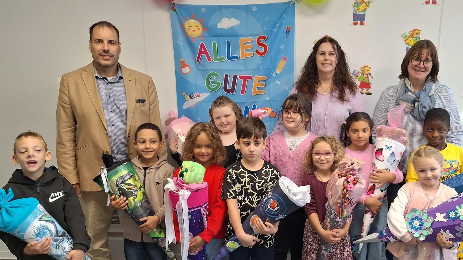 Erste Klasse, Schulleitung und Klassenleitung. (Bild: Michael Raab)