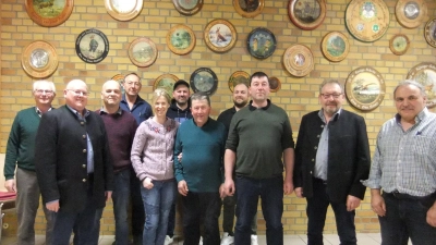 Die Jagdvorstandschaft der Jagd Pittersberg-Ortsflur samt ihren drei Jägern aufgrund guter, konstruktiver und harmonischer Zusammenarbeit bei guter Laune. Jägersprecher und 2.Bürgermeister Johann Vornlocher (zweiter von links), der ausgeschiedene Jäger Hans Rester (siebenter von links). Sein Sohn Christian Rester als neuer, junger Jäger rückt nach (dritter von rechts), dann Jagdvorstand Martin Schmid (zweiter von rechts) und Jäger Hubert Huger (rechts).  (Bild: Michael Götz)
