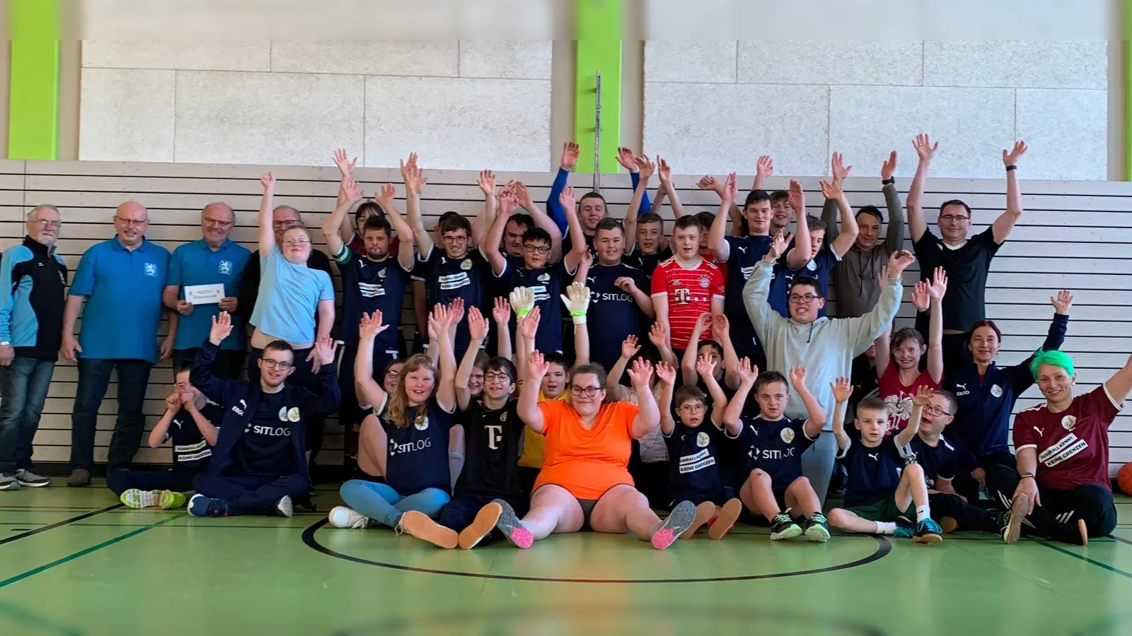 Die begeisterten Kids mit ihren Trainern und Betreuern bei der Spendenübergabe (links im Bild die Löwendelegation mit Roberto Troll, Herbert Striegl und Dr. Johannes Weig) (Bild: Dr. Johannes Weig)