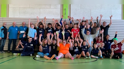 Die begeisterten Kids mit ihren Trainern und Betreuern bei der Spendenübergabe (links im Bild die Löwendelegation mit Roberto Troll, Herbert Striegl und Dr. Johannes Weig) (Bild: Dr. Johannes Weig)