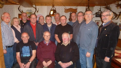 Den Geehrten gratulieren Bürgermeister Ludwig Biller(Dritter hinten von links) und Bezirkschef Reinhard Ott (rechts). Georg Schieder (links) führt die SG seit nunmehr 30 Jahren. (Bild: Siegfried Bock  )