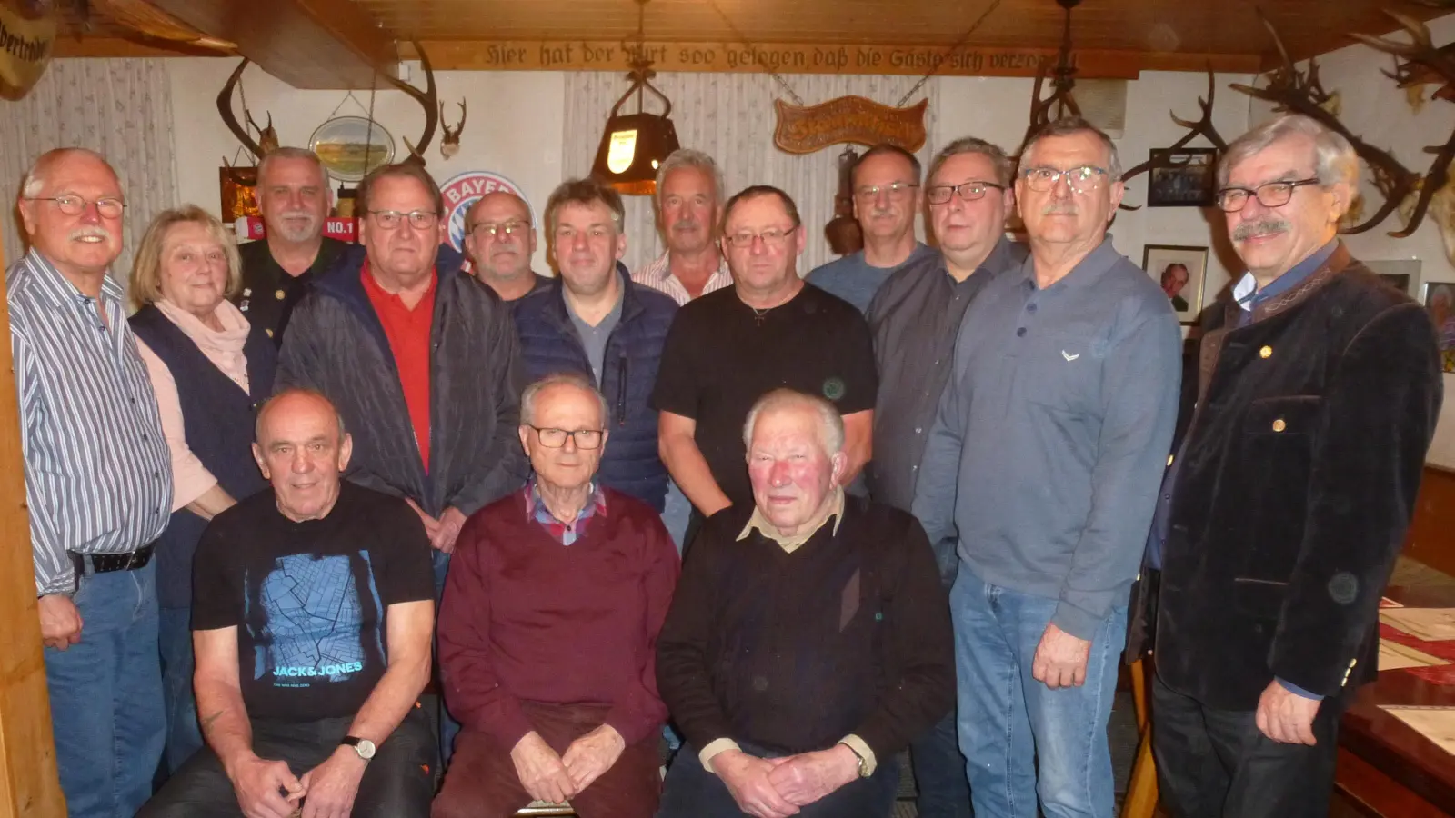 Den Geehrten gratulieren Bürgermeister Ludwig Biller(Dritter hinten von links) und Bezirkschef Reinhard Ott (rechts). Georg Schieder (links) führt die SG seit nunmehr 30 Jahren. (Bild: Siegfried Bock  )