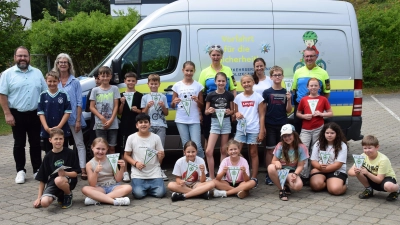 Lernen für ein sicheres Bewegen im Straßenverkehr stand im Mittelpunkt der Fahrradeprüfung für die Kinder aus der vierten Klasse der Grundschule in Schmidmühlen. Zur bestandenen Prüfung gratulierte Bürgermeister Daniel Sandner und Rektorin Sabine Lubich (v.li.), sowie Markus Neumeyer, Lehrerin Marina Schicker und Saskia Ram-Höcherl (hi. v. rechts). (Bild: Paul Böhm)