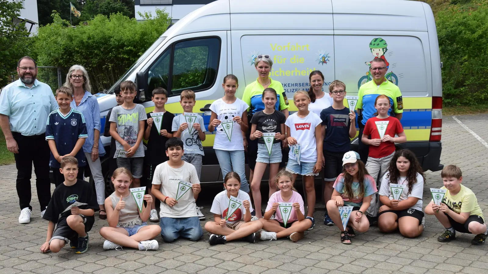 Lernen für ein sicheres Bewegen im Straßenverkehr stand im Mittelpunkt der Fahrradeprüfung für die Kinder aus der vierten Klasse der Grundschule in Schmidmühlen. Zur bestandenen Prüfung gratulierte Bürgermeister Daniel Sandner und Rektorin Sabine Lubich (v.li.), sowie Markus Neumeyer, Lehrerin Marina Schicker und Saskia Ram-Höcherl (hi. v. rechts). (Bild: Paul Böhm)
