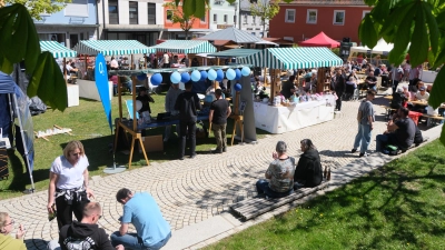 Ein fröhliches Treiben in gesellschaftlicher Runde herrschte beim neunten Flosser Maimarkt in der Marktplatzanlage, dem Herzen des Marktes. (Bild: Fred Lehner)