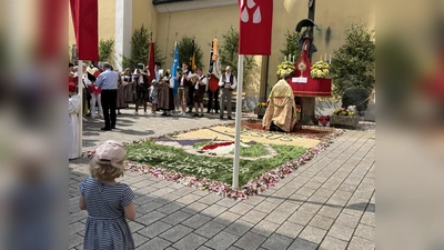 Ein beeindruckender Blumenteppich konnte auch vor der St. Georg Kirche bewundert werden (Bild: Linda Schmauß)