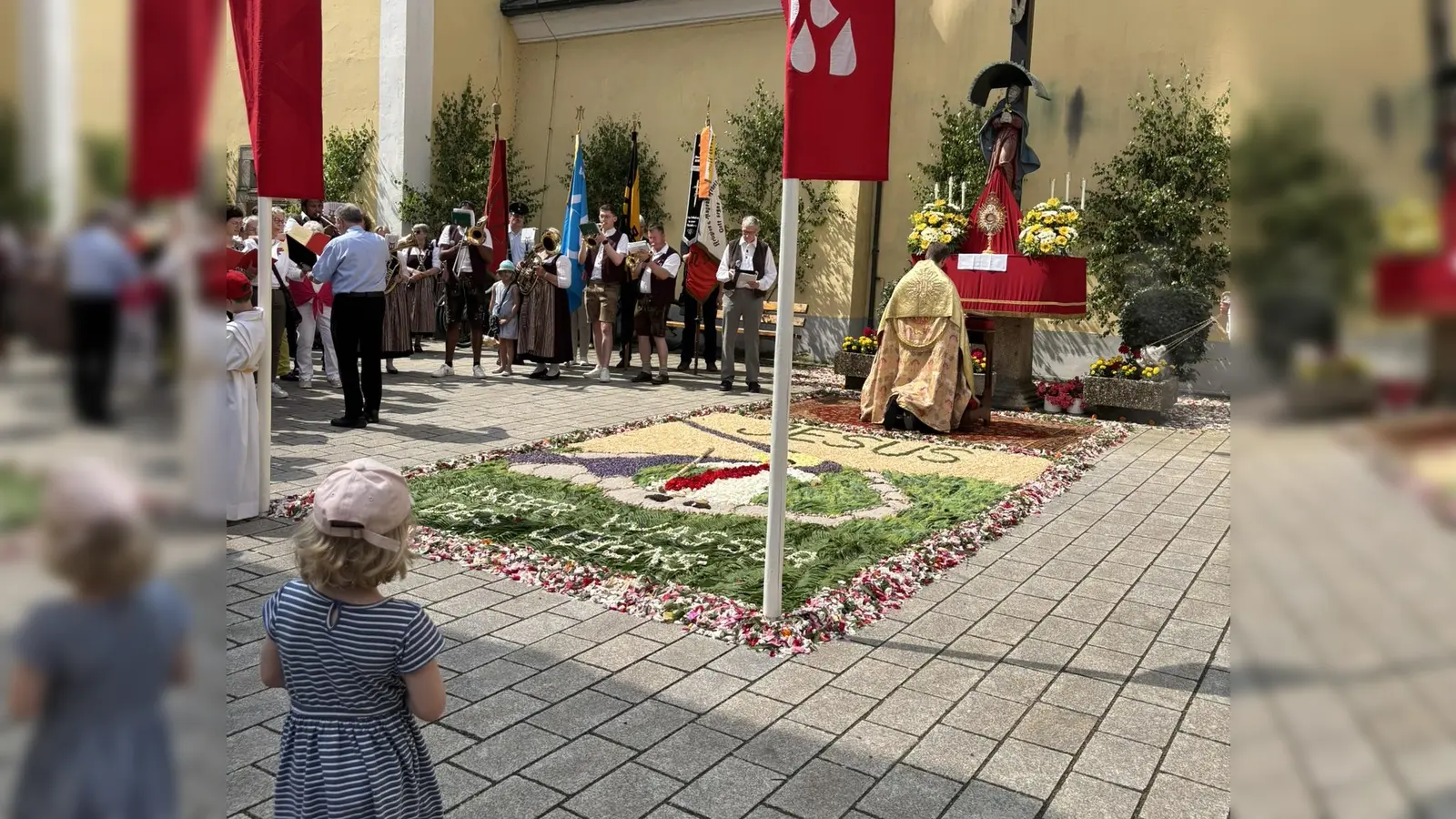 Ein beeindruckender Blumenteppich konnte auch vor der St. Georg Kirche bewundert werden (Bild: Linda Schmauß)