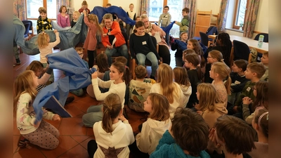 Kinder und Mitarbeiter spielen die biblische Geschichte vom sinkenden Petrus. (Bild: Andreas Kraft)