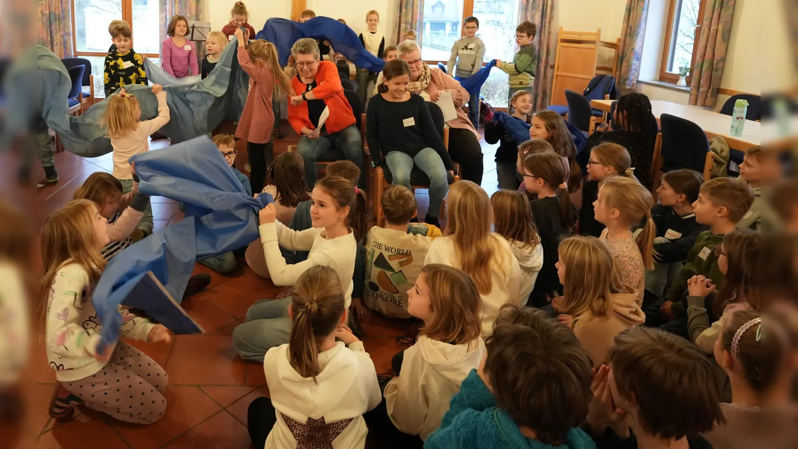 Kinder und Mitarbeiter spielen die biblische Geschichte vom sinkenden Petrus. (Bild: Andreas Kraft)