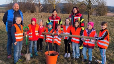 Feuerwehrkinder und Betreuer bei der Baumpflanzaktion. (Bild: Oliver Becher )
