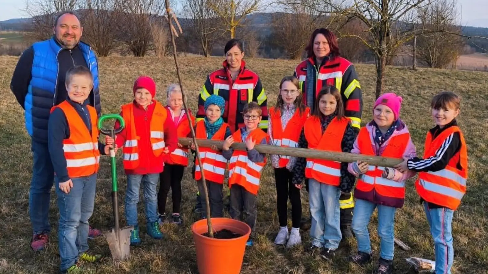 Feuerwehrkinder und Betreuer bei der Baumpflanzaktion. (Bild: Oliver Becher )