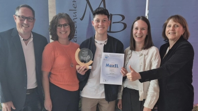 Der Preisträger Fabian Kaiser wurde mit einer Urkunde ausgezeichnet. (Bild: Valentina Schmid)