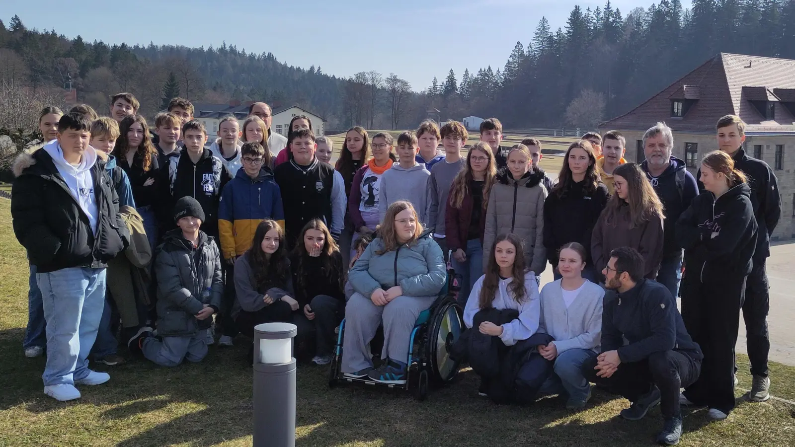 Die Sonne scheint in Flossenbürg – aber das Grauen der Vergangenheit macht die jungen Leute dennoch frösteln. (Bild: Jürgen Weich)