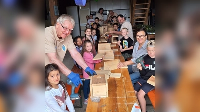 Die Jugendwartinnen Erna Hamm und Petra Franke bauten mit den Kindern Nistkästen. Vorsitzender Klaus-Hannes Kahler freute sich über die gelungene Aktion.  (Bild: Petra Franke)