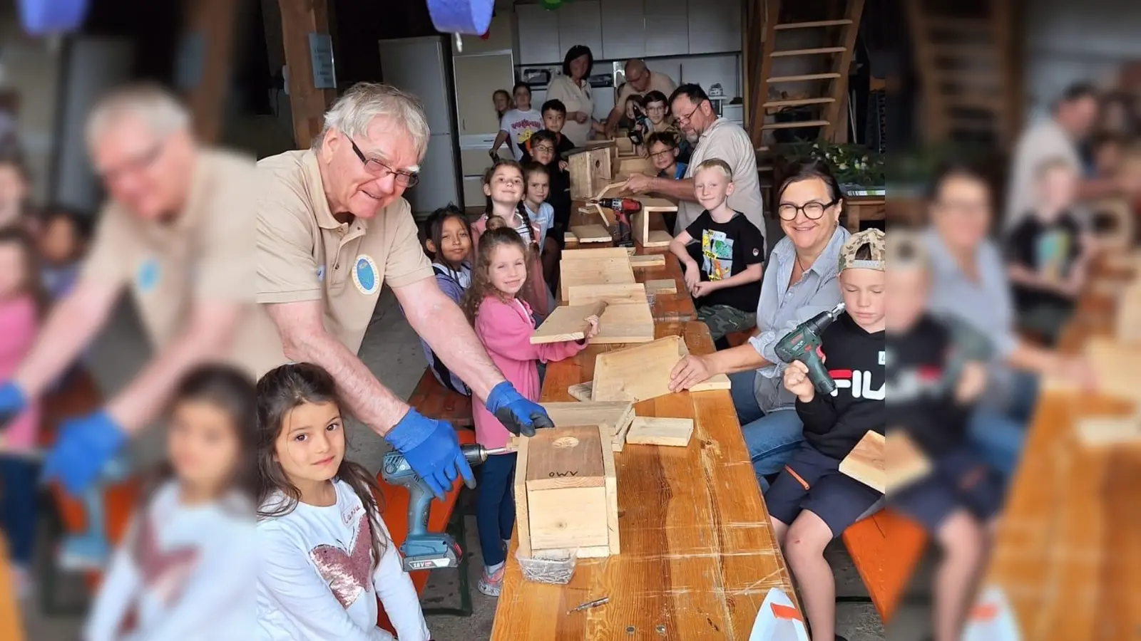 Die Jugendwartinnen Erna Hamm und Petra Franke bauten mit den Kindern Nistkästen. Vorsitzender Klaus-Hannes Kahler freute sich über die gelungene Aktion.  (Bild: Petra Franke)