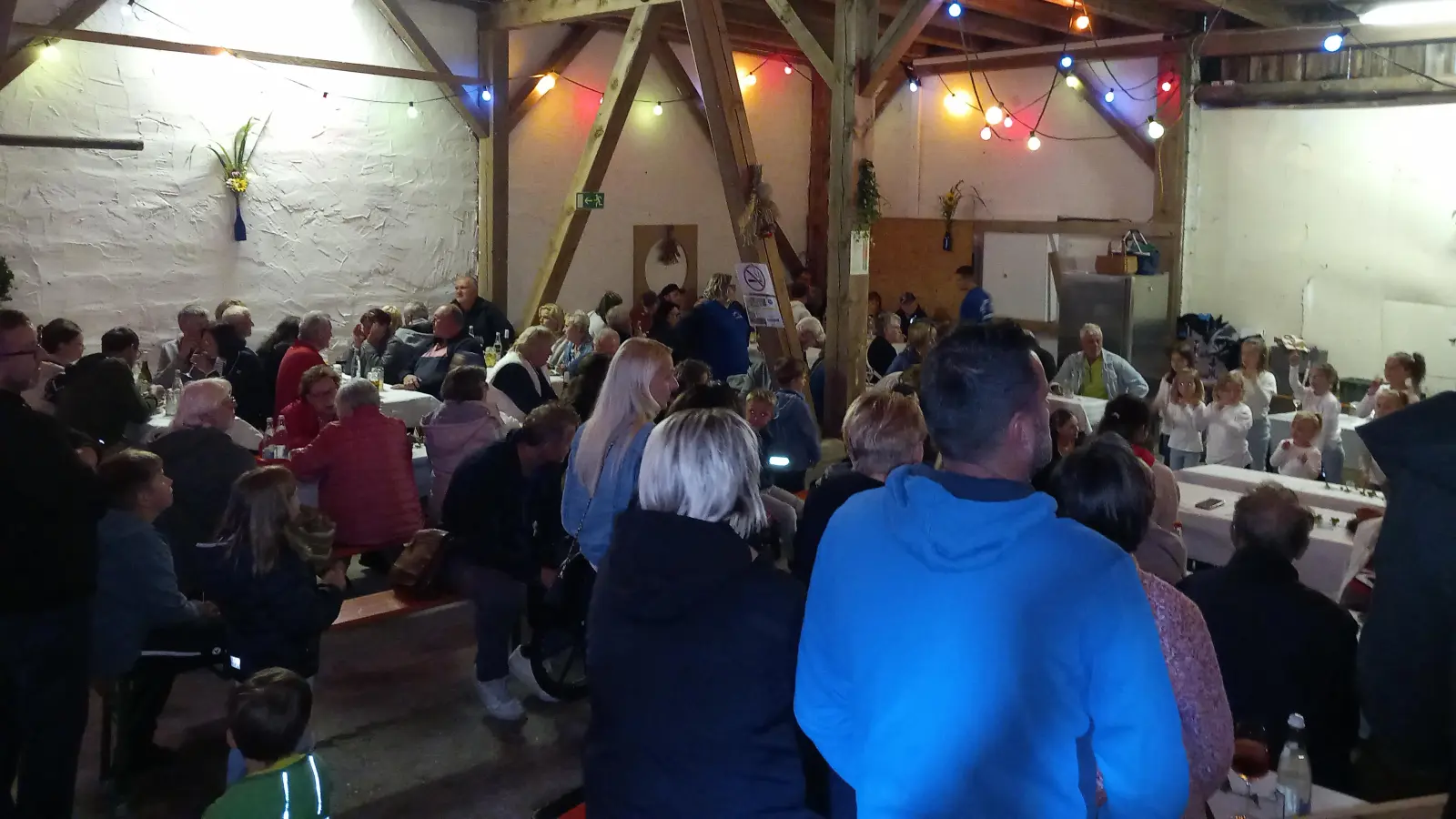 Beste Stimmung im vollbesetzten Kausch'n Stodl (Bild: Josef Ebnet)