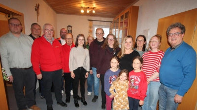 Dorfgemeinschaft, Hilfsorganisationen und Bürgermeister Bernhard Stangl freuten sich gleichermaßen über den Erfolg des Altendorfer Pizzafestes, aus dessen Erlös 11.550 Euro hilfsbedürftigen Menschen zukommen. (Bild: Bernhard Piegsa)