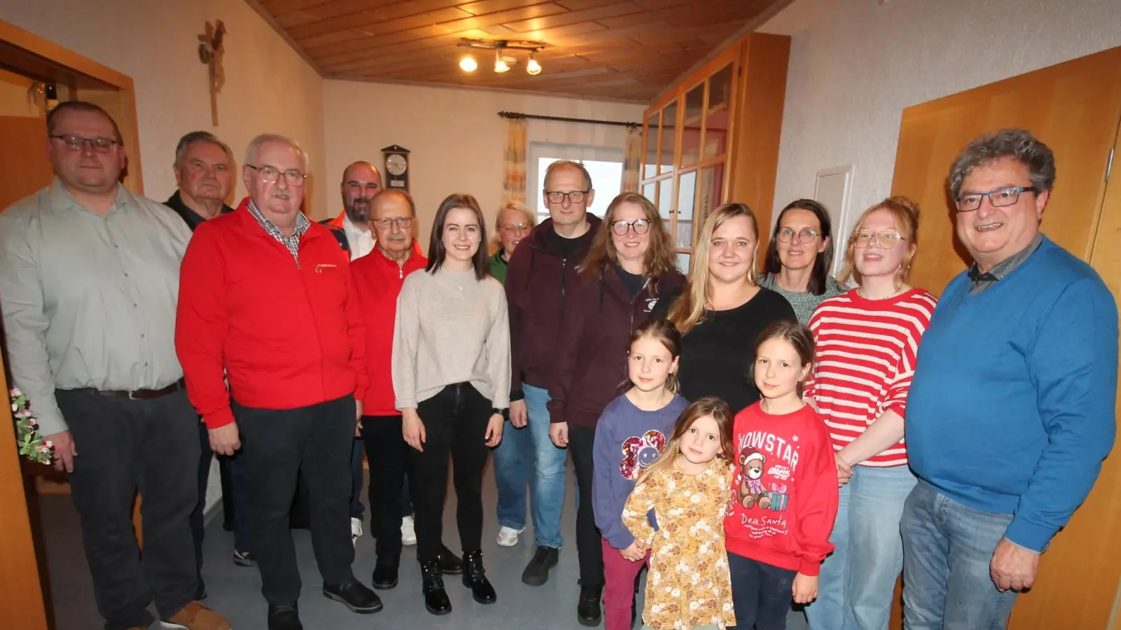 Dorfgemeinschaft, Hilfsorganisationen und Bürgermeister Bernhard Stangl freuten sich gleichermaßen über den Erfolg des Altendorfer Pizzafestes, aus dessen Erlös 11.550 Euro hilfsbedürftigen Menschen zukommen. (Bild: Bernhard Piegsa)