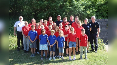Sie meisterten die drei Stufen der Kinderflamme: Die Riedener Kinderfeuerwehr mit ihren Betreuern Bianca Rappl (3.v.l.), Steffi Igl (hintere Reihe, 4.v.l.), Daniel Malotta (h., 6.v.l.) und Jonas Meier (h., 3.v.r.). Vom Kreis-FF-Verband Jürgen Ehrnsberger (l.) und Harald Schmidt (r.). (Bild: Michael Rabenhofer)