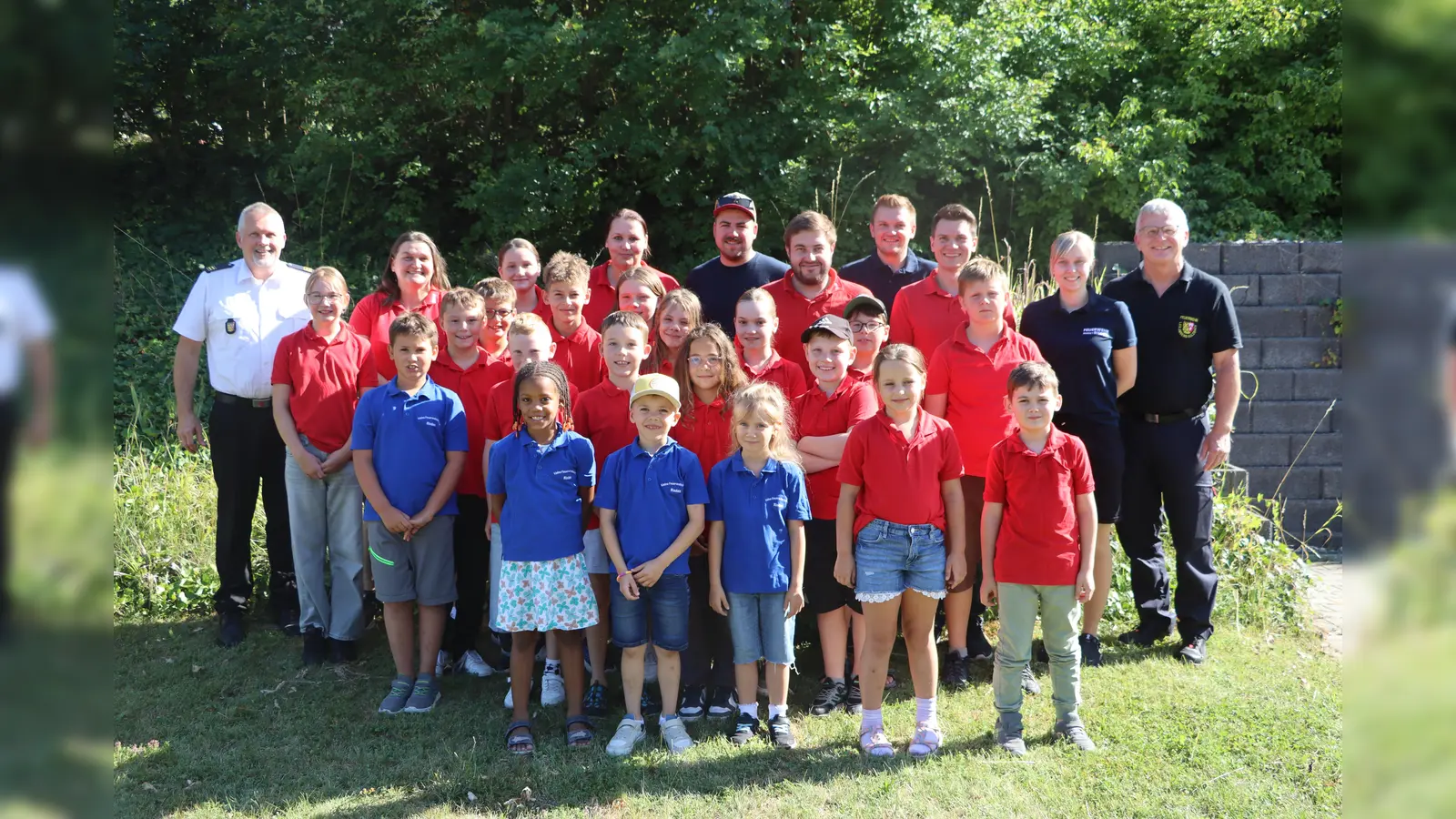 Sie meisterten die drei Stufen der Kinderflamme: Die Riedener Kinderfeuerwehr mit ihren Betreuern Bianca Rappl (3.v.l.), Steffi Igl (hintere Reihe, 4.v.l.), Daniel Malotta (h., 6.v.l.) und Jonas Meier (h., 3.v.r.). Vom Kreis-FF-Verband Jürgen Ehrnsberger (l.) und Harald Schmidt (r.). (Bild: Michael Rabenhofer)