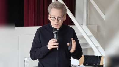 Domvikar Dr. Christian Schulz beim Vortrag im Jugendwerk Nabburg. (Bild: Walter Elberskirch)