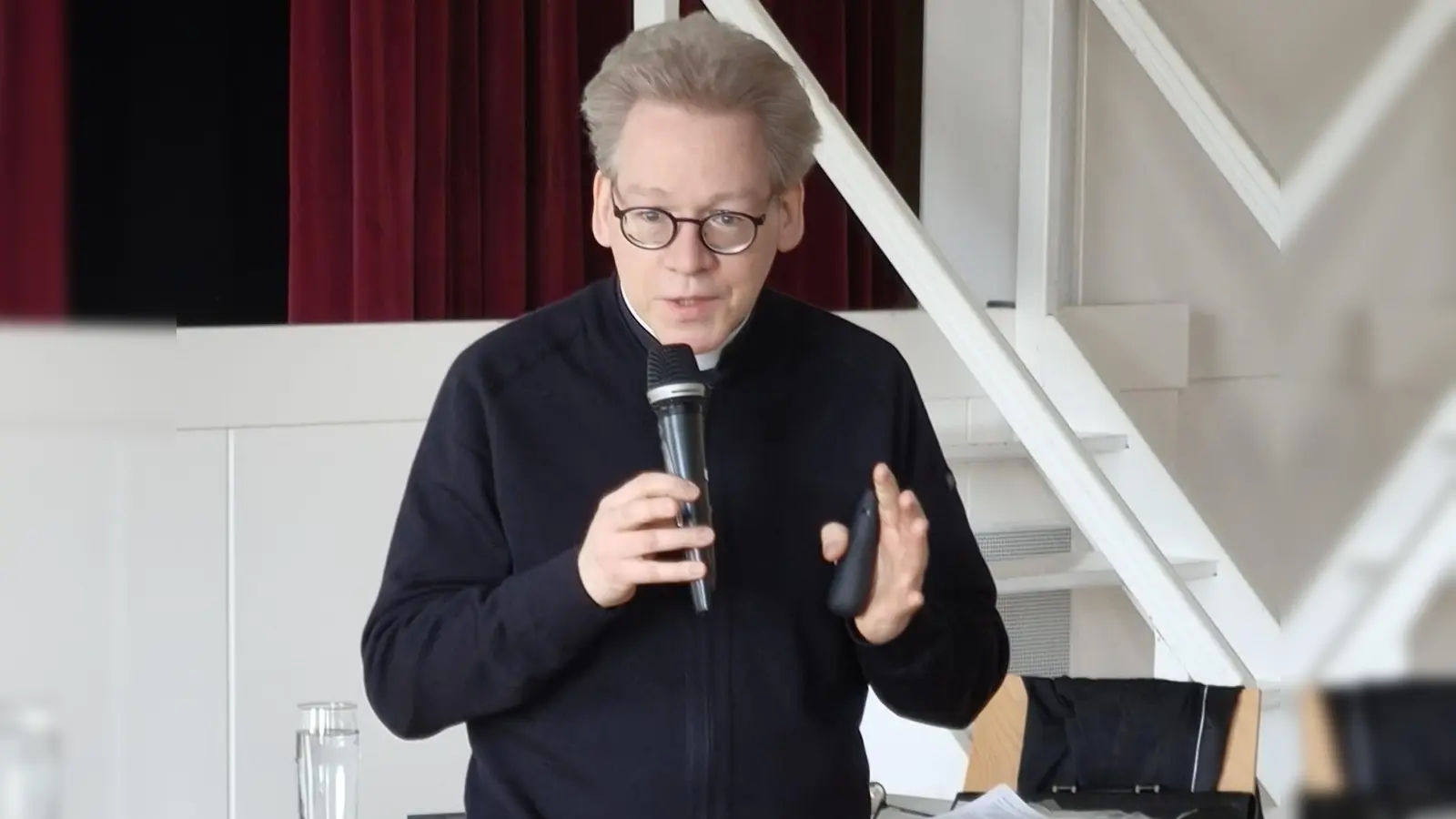 Domvikar Dr. Christian Schulz beim Vortrag im Jugendwerk Nabburg. (Bild: Walter Elberskirch)