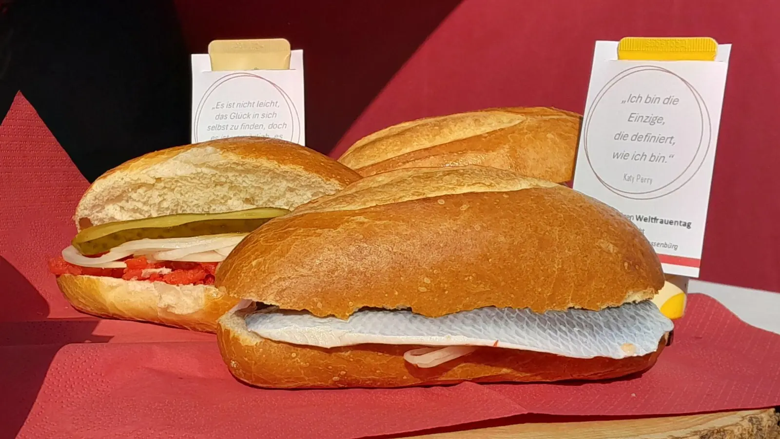 Angebot der Fischsemmeln  (Bild: Adolf Egner)