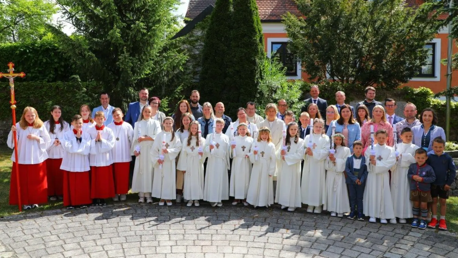 Unsere Erstkommunionkinder mit H.H.Pfr. Klaus Haußmann, den Eltern u. Geschwistern der Kommunionkinderen u. den Ministranten. (Bild: Monika Fruth)