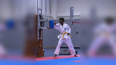 Mit voller Konzentration: Ein Vilsecker zeigt beim Bruchtest, was im Taekwon-Do steckt. (Bild: Lisa M. Goetz)