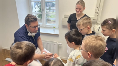 Kinder informieren sich über Zahngesundheit. (Bild: Jutta Lautenbacher)