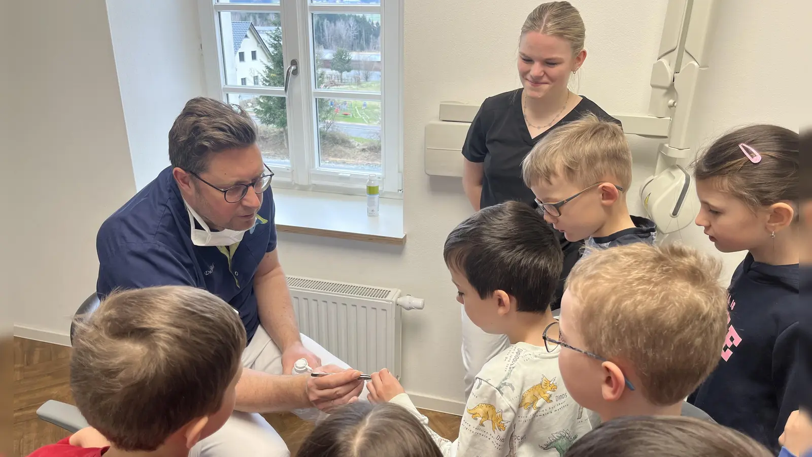 Kinder informieren sich über Zahngesundheit. (Bild: Jutta Lautenbacher)