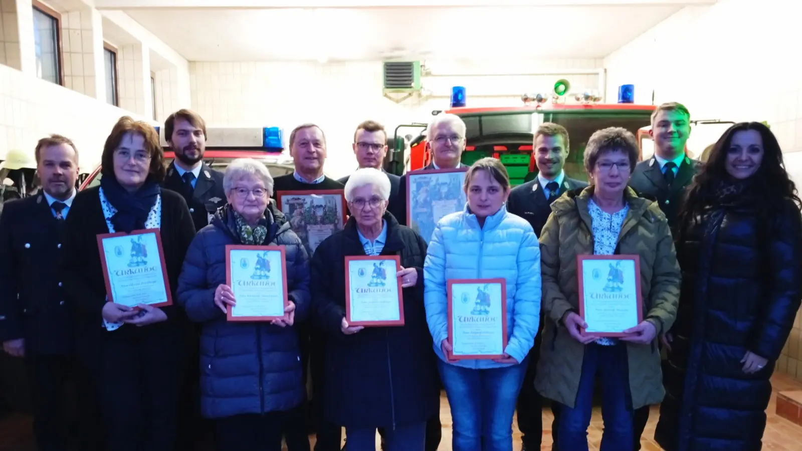 Foto Ehrung: Im Bild ein Teil der Geehrten mit Vorsitzenden Markus Schultes (links) und Bürgermeisterin Margit Bayer. (Bild: Oswald Zintl)