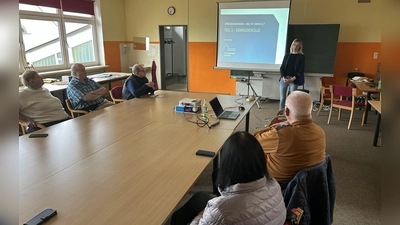 Quartiersmanagerin Olga Schöps begrüßt die Teilnehmerinnen und Teilnehmer zum Vortrag „Gebäudesanierung – was ist sinnvoll? Teil 1: Gebäudehülle“.  (Bild: Thomas Großer)