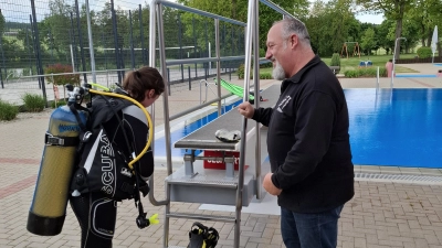 Buddychek vor dem Tauchgang, rechts Arno Wirnitzer (Vorsitzender TC Nautilus) (Bild: Tom Neufeld)