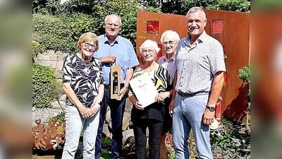 Für 50 Jahre Treue zur KAB Maria Waldrast erhielt Martha Wittmann die Urkunde. Von links: Brigitte Frömmer, Lothar Höher, Martha Wittmann, Albert Wittmann, Hans-Jürgen Gmeiner. (Bild: Heike Gmeiner)