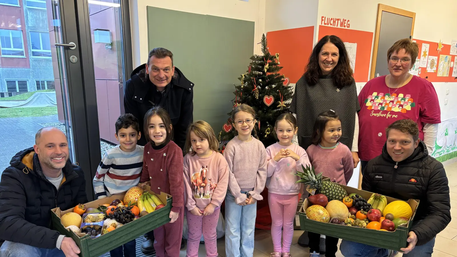 Bürgermeiste Ernst Schicketanz und die SPD-Gemeinderäte Jens Simon und Jochen Kraemr(von Links) überrachten die Obstkörbe im AWO-Kincergarten Regenbogenland.  (Bild: Jochen Kraemer)