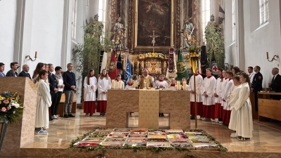 Das Fronleichnamsfest begann mit einem Festgottesdienst in der Pfarrkirche. (Bild: Marianne Moosburger)