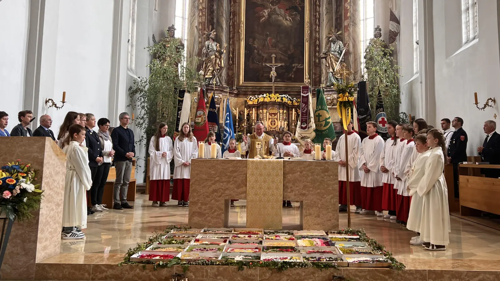 Das Fronleichnamsfest begann mit einem Festgottesdienst in der Pfarrkirche. (Bild: Marianne Moosburger)