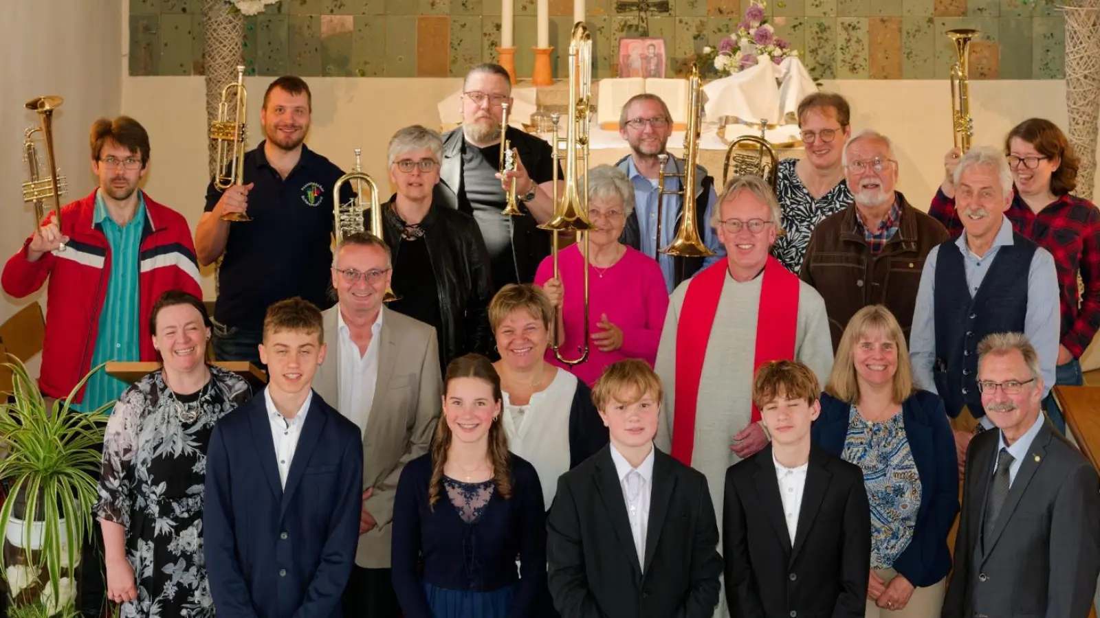 Die glücklichen Konfirmanden umrahmt von Kirchenvorstand und Posaunenchor. (Bild: Rolf Linke)