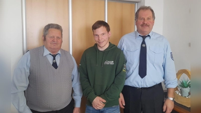 von links: 1. Vorsitzender Michael Bartmann, Michael Wurzer, 2. Vorsitzender Alfons Wurzer Aufnahme von Michael Wurzer in die Kameradschaft (Bild: Johann Kraus)