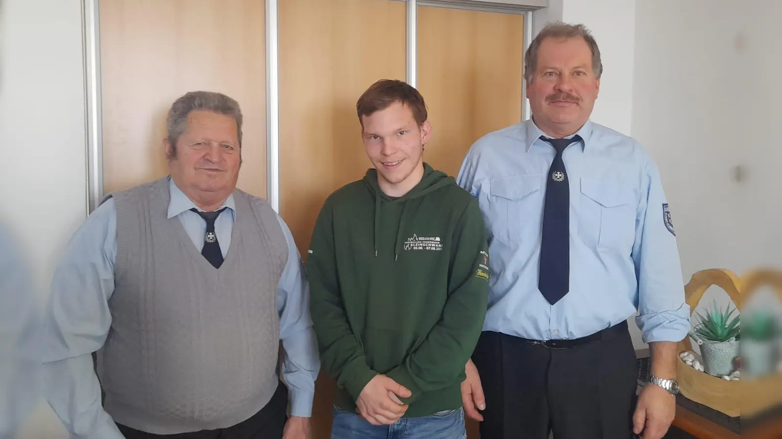 von links: 1. Vorsitzender Michael Bartmann, Michael Wurzer, 2. Vorsitzender Alfons Wurzer Aufnahme von Michael Wurzer in die Kameradschaft (Bild: Johann Kraus)