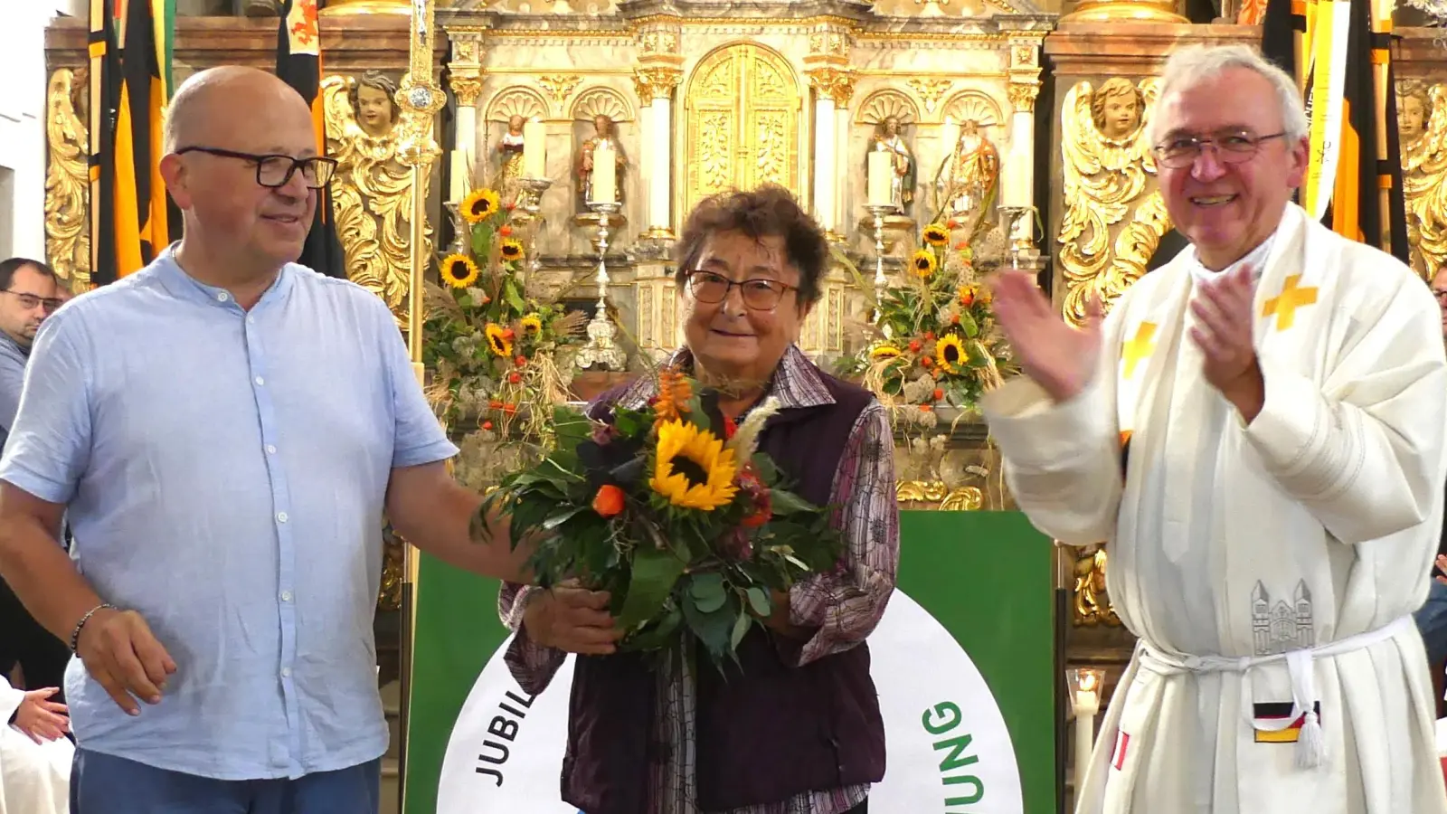 Vorsitzender Peter Nießlbeck (links) und Kolpingpräses Gerhard Ehrl rechts) verabschieden das Vorstandsmitglied des Kolpingbezirks Neumarkt Christa Pietsch aus Neukirchen (Bild: Renate Wohlrath)