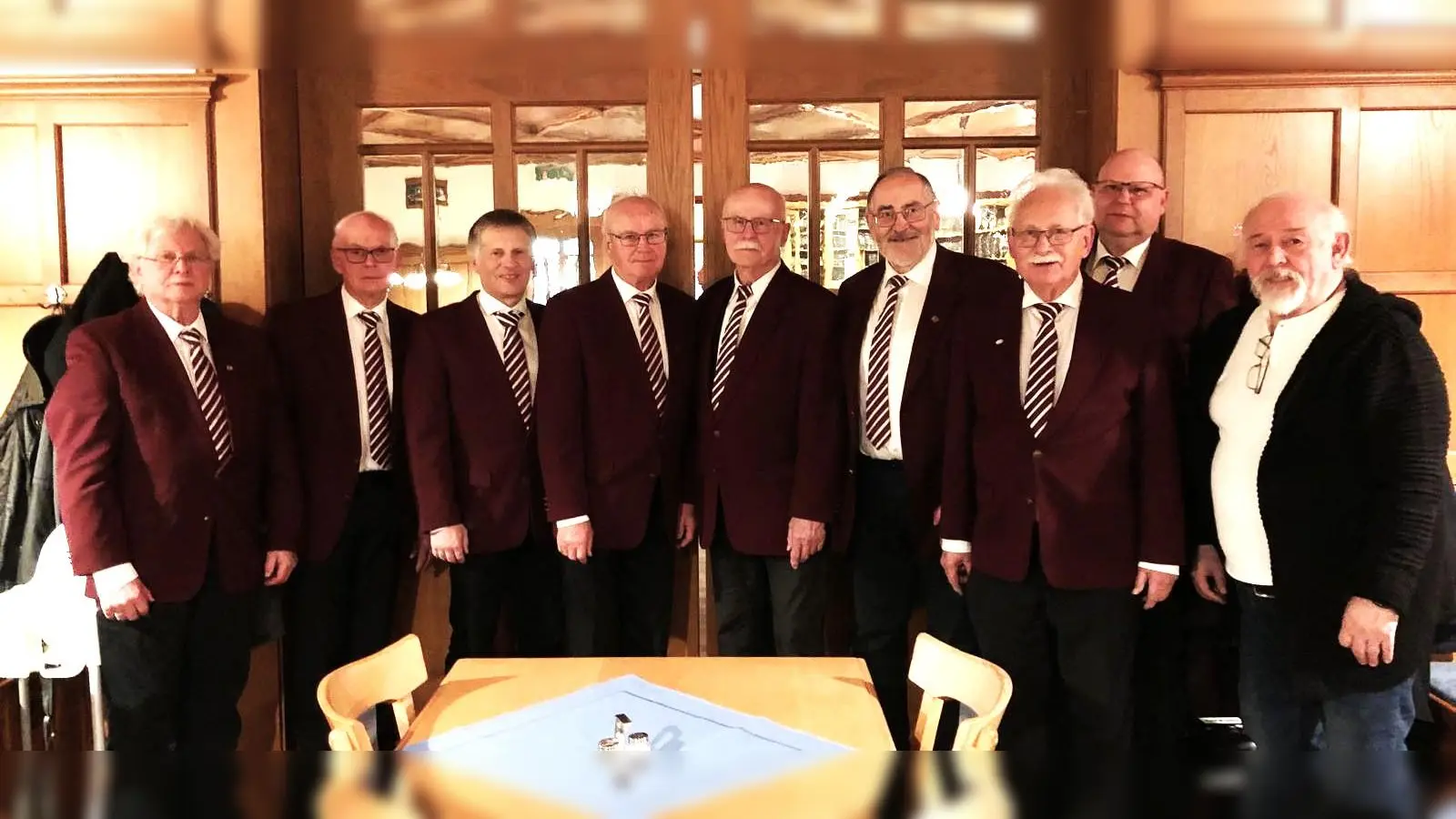 2. v. links: Herberg Ernst, 1. Vorsitzender. Rechts: Adolf Gassner, Kreisvorsitzender. 3. v. rechts Helmut Fischer, Chorleiter. (Bild: Gerhard Doerfler)