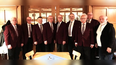 2. v. links: Herberg Ernst, 1. Vorsitzender. Rechts: Adolf Gassner, Kreisvorsitzender. 3. v. rechts Helmut Fischer, Chorleiter. (Bild: Gerhard Doerfler)