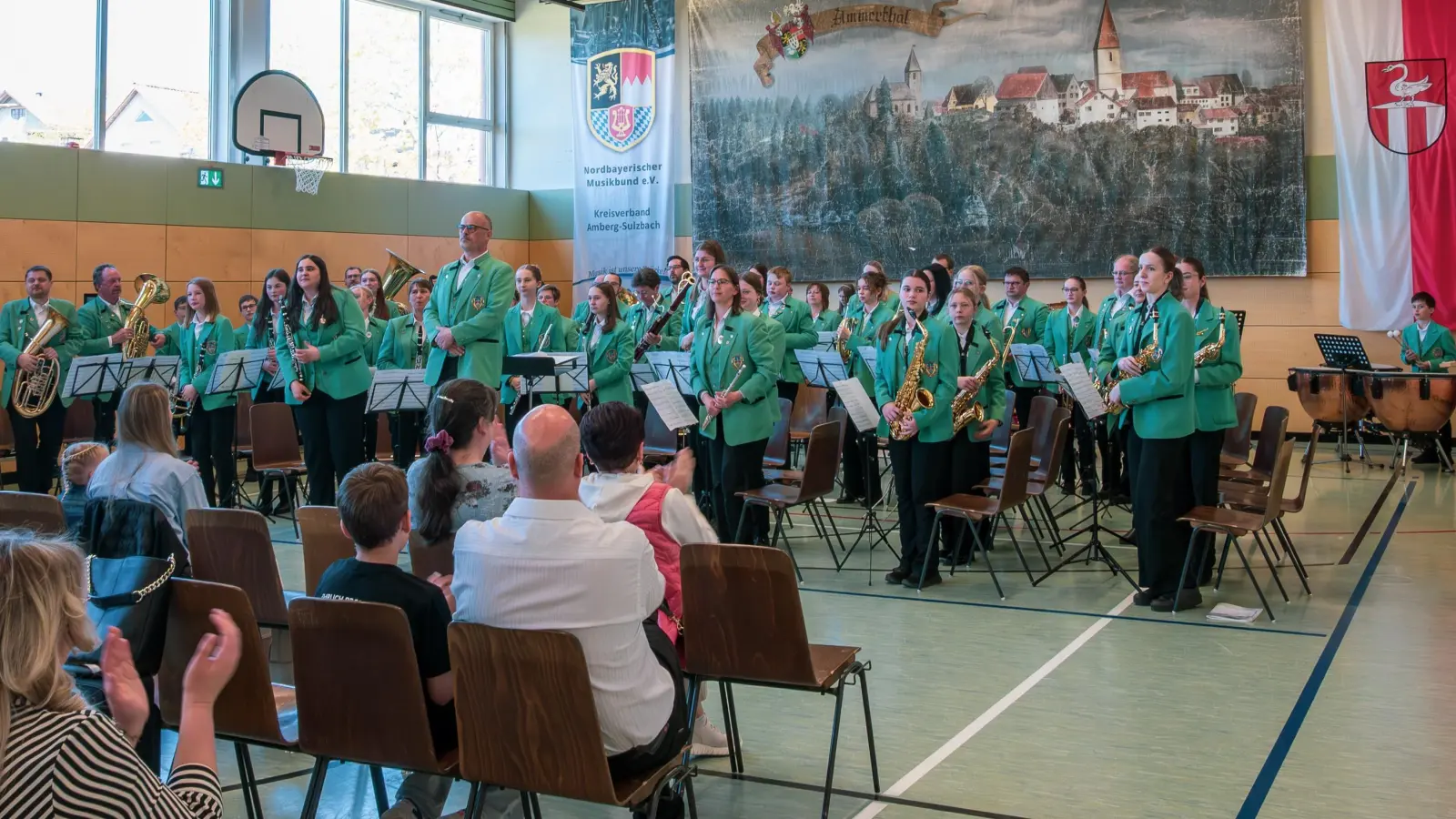 Die Jugendblaskapelle Nabburg unter Leitung von Markus Ferstl hat nach der pandemiebedingten Pause wieder am „Konzertwertungsspiel Blasmusik” des Nordbayerischen Musikbundes in der Mittelstufe teilgenommen und dabei das Prädikat „mit sehr gutem Erfolg” erzielt. (Bild: Michaela Schön, Ammerthaler Blaskapelle)